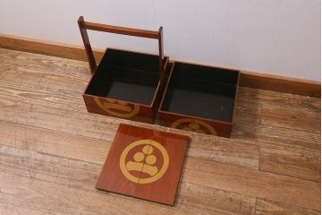 アンティーク雑貨　2段　庄内　家紋入り　総ケヤキ材　漆塗りが施された木製のおかもち(岡持ち)(R-041039)