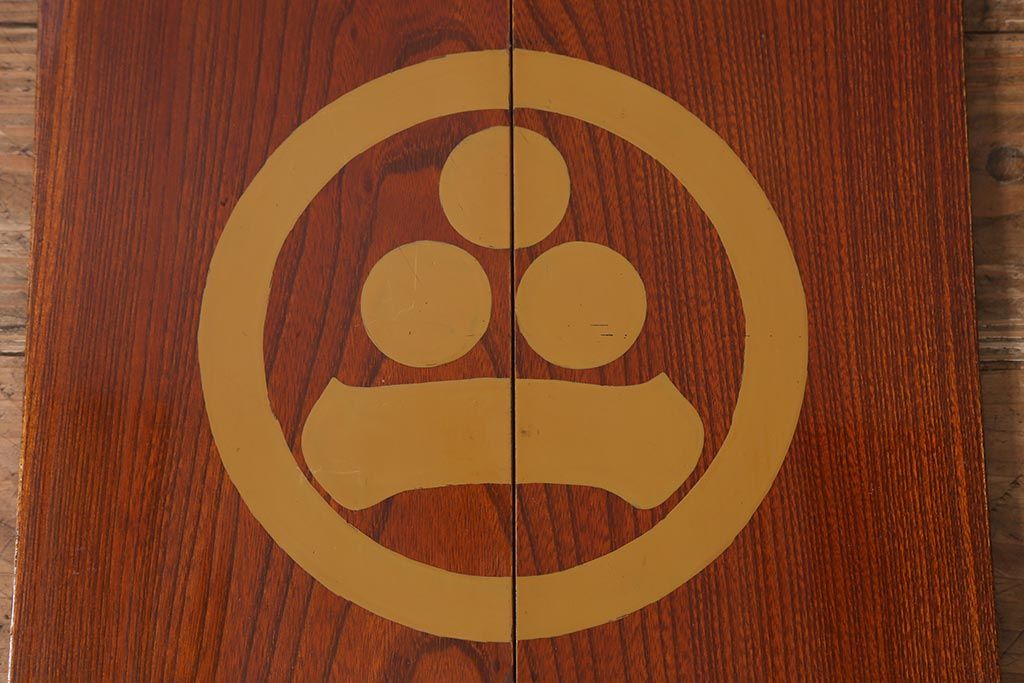 アンティーク雑貨　2段　庄内　家紋入り　総ケヤキ材　漆塗りが施された木製のおかもち(岡持ち)(R-041039)