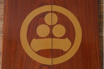 アンティーク雑貨　2段　庄内　家紋入り　総ケヤキ材　漆塗りが施された木製のおかもち(岡持ち)(R-041039)