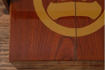 アンティーク雑貨　2段　庄内　家紋入り　総ケヤキ材　漆塗りが施された木製のおかもち(岡持ち)(R-041039)