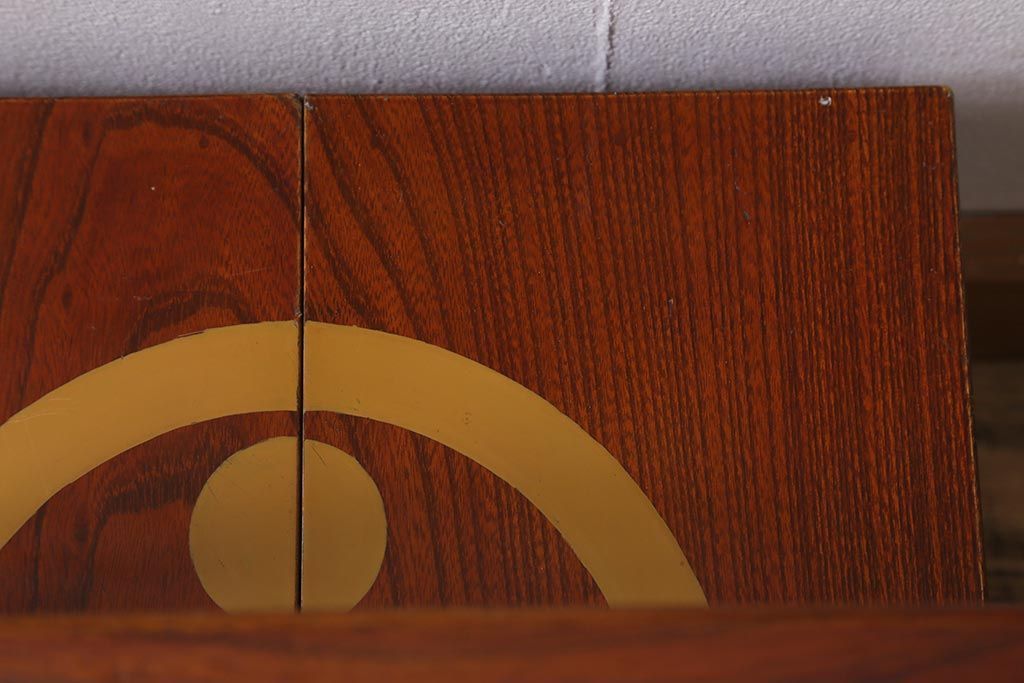 アンティーク雑貨　2段　庄内　家紋入り　総ケヤキ材　漆塗りが施された木製のおかもち(岡持ち)(R-041039)