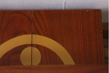 アンティーク雑貨　2段　庄内　家紋入り　総ケヤキ材　漆塗りが施された木製のおかもち(岡持ち)(R-041039)