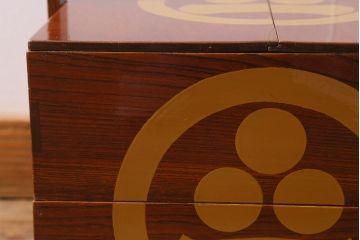 アンティーク雑貨　2段　庄内　家紋入り　総ケヤキ材　漆塗りが施された木製のおかもち(岡持ち)(R-041039)