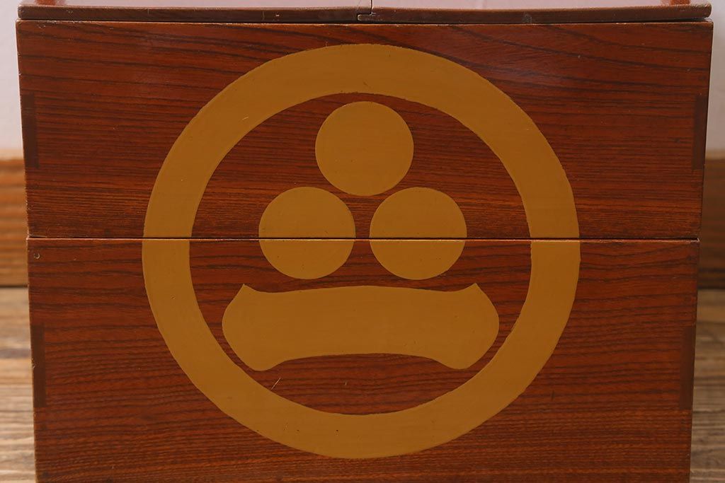 アンティーク雑貨　2段　庄内　家紋入り　総ケヤキ材　漆塗りが施された木製のおかもち(岡持ち)(R-041039)