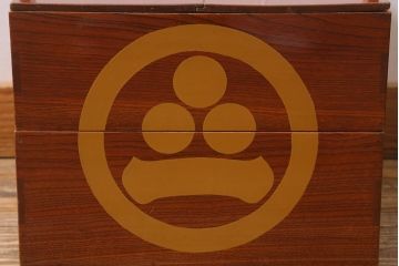 アンティーク雑貨　2段　庄内　家紋入り　総ケヤキ材　漆塗りが施された木製のおかもち(岡持ち)(R-041039)