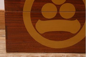 アンティーク雑貨　2段　庄内　家紋入り　総ケヤキ材　漆塗りが施された木製のおかもち(岡持ち)(R-041039)