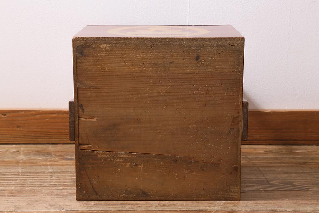 アンティーク雑貨　2段　庄内　家紋入り　総ケヤキ材　漆塗りが施された木製のおかもち(岡持ち)(R-041039)