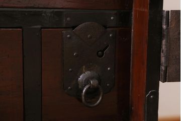 アンティーク家具　和製アンティーク　明治大正期　前面栗材　艶やかな漆塗りが美しい最上箪笥(衣装箪笥、引き出し)(R-041043)