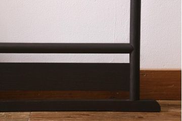 アンティーク家具　桑材　上品な色合いが魅力的なフック付きの便利な衣桁(着物掛け、ハンガーラック)(R-041046)