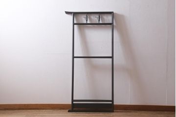 アンティーク家具　桑材　上品な色合いが魅力的なフック付きの便利な衣桁(着物掛け、ハンガーラック)(R-041046)