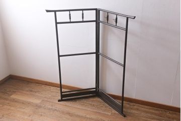 アンティーク家具　桑材　上品な色合いが魅力的なフック付きの便利な衣桁(着物掛け、ハンガーラック)(R-041046)