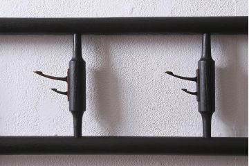 アンティーク家具　桑材　上品な色合いが魅力的なフック付きの便利な衣桁(着物掛け、ハンガーラック)(R-041046)