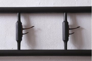 アンティーク家具　桑材　上品な色合いが魅力的なフック付きの便利な衣桁(着物掛け、ハンガーラック)(R-041046)