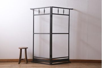アンティーク家具　桑材　上品な色合いが魅力的なフック付きの便利な衣桁(着物掛け、ハンガーラック)(R-041046)