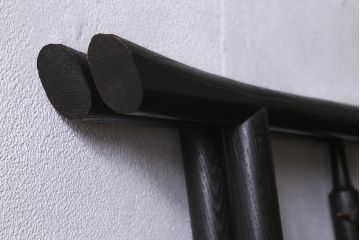 アンティーク家具　桑材　上品な色合いが魅力的なフック付きの便利な衣桁(着物掛け、ハンガーラック)(R-041046)