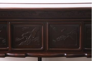 中古　伝統工芸品　大阪唐木指物　紫檀(シタン)材　漆塗り　繊細かつ豪華な彫りが目を引く飾り棚(違い棚、茶棚)(R-041049)