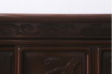 中古　伝統工芸品　大阪唐木指物　紫檀(シタン)材　漆塗り　繊細かつ豪華な彫りが目を引く飾り棚(違い棚、茶棚)(R-041049)