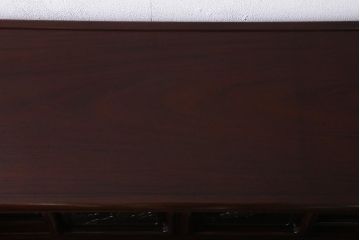 中古　伝統工芸品　大阪唐木指物　紫檀(シタン)材　漆塗り　繊細かつ豪華な彫りが目を引く飾り棚(違い棚、茶棚)(R-041049)