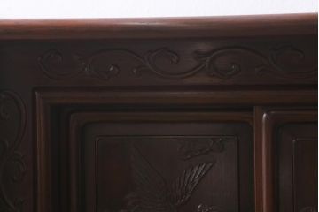 中古　伝統工芸品　大阪唐木指物　紫檀(シタン)材　漆塗り　繊細かつ豪華な彫りが目を引く飾り棚(違い棚、茶棚)(R-041049)