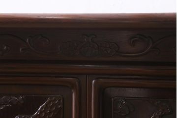 中古　伝統工芸品　大阪唐木指物　紫檀(シタン)材　漆塗り　繊細かつ豪華な彫りが目を引く飾り棚(違い棚、茶棚)(R-041049)