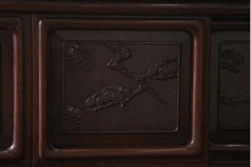 中古　伝統工芸品　大阪唐木指物　紫檀(シタン)材　漆塗り　繊細かつ豪華な彫りが目を引く飾り棚(違い棚、茶棚)(R-041049)