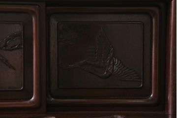 中古　伝統工芸品　大阪唐木指物　紫檀(シタン)材　漆塗り　繊細かつ豪華な彫りが目を引く飾り棚(違い棚、茶棚)(R-041049)