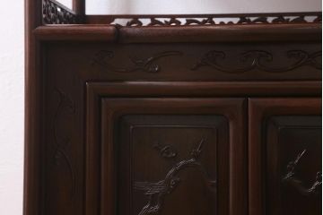 中古　伝統工芸品　大阪唐木指物　紫檀(シタン)材　漆塗り　繊細かつ豪華な彫りが目を引く飾り棚(違い棚、茶棚)(R-041049)