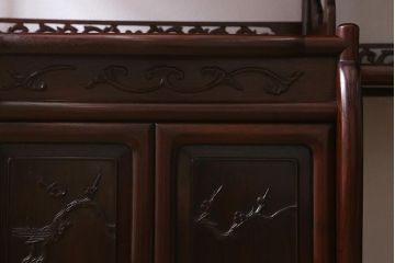 中古　伝統工芸品　大阪唐木指物　紫檀(シタン)材　漆塗り　繊細かつ豪華な彫りが目を引く飾り棚(違い棚、茶棚)(R-041049)