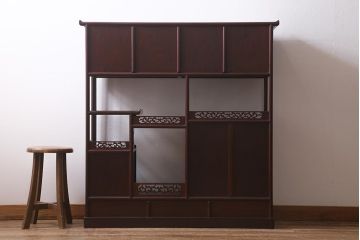 中古　伝統工芸品　大阪唐木指物　紫檀(シタン)材　漆塗り　繊細かつ豪華な彫りが目を引く飾り棚(違い棚、茶棚)(R-041049)
