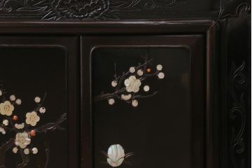 アンティーク家具　和製アンティーク　時代物　紫檀(シタン)　牡丹・梅・蝶　繊細な螺鈿と漆絵が上品な印象あたえる茶棚(飾り棚、収納棚)(R-041051)
