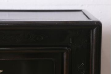 アンティーク家具　和製アンティーク　時代物　紫檀(シタン)　牡丹・梅・蝶　繊細な螺鈿と漆絵が上品な印象あたえる茶棚(飾り棚、収納棚)(R-041051)