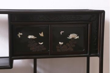 アンティーク家具　和製アンティーク　時代物　紫檀(シタン)　牡丹・梅・蝶　繊細な螺鈿と漆絵が上品な印象あたえる茶棚(飾り棚、収納棚)(R-041051)