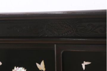 アンティーク家具　和製アンティーク　時代物　紫檀(シタン)　牡丹・梅・蝶　繊細な螺鈿と漆絵が上品な印象あたえる茶棚(飾り棚、収納棚)(R-041051)