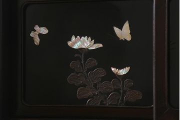 アンティーク家具　和製アンティーク　時代物　紫檀(シタン)　牡丹・梅・蝶　繊細な螺鈿と漆絵が上品な印象あたえる茶棚(飾り棚、収納棚)(R-041051)