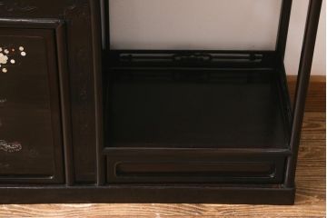 アンティーク家具　和製アンティーク　時代物　紫檀(シタン)　牡丹・梅・蝶　繊細な螺鈿と漆絵が上品な印象あたえる茶棚(飾り棚、収納棚)(R-041051)