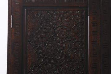 中古　伝統工芸　大坂屋製　軽井沢彫り　桜の図　使い勝手も良い衣装盆付きの衣装箪笥(和タンス)(R-041052)
