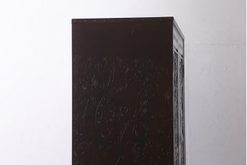 中古　伝統工芸　大坂屋製　軽井沢彫り　桜の図　使い勝手も良い衣装盆付きの衣装箪笥(和タンス)(R-041052)