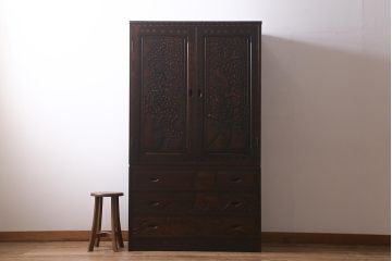 中古　伝統工芸　大坂屋製　軽井沢彫り　桜の図　使い勝手も良い衣装盆付きの衣装箪笥(和タンス)(R-041052)