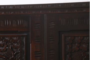 中古　伝統工芸　大坂屋製　軽井沢彫り　桜の図　使い勝手も良い衣装盆付きの衣装箪笥(和タンス)(R-041052)