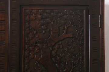 中古　伝統工芸　大坂屋製　軽井沢彫り　桜の図　使い勝手も良い衣装盆付きの衣装箪笥(和タンス)(R-041052)