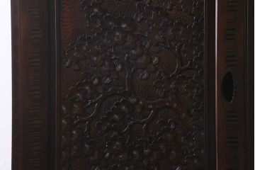 中古　伝統工芸　大坂屋製　軽井沢彫り　桜の図　使い勝手も良い衣装盆付きの衣装箪笥(和タンス)(R-041052)