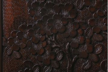 中古　伝統工芸　大坂屋製　軽井沢彫り　桜の図　使い勝手も良い衣装盆付きの衣装箪笥(和タンス)(R-041052)