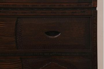 中古　伝統工芸　大坂屋製　軽井沢彫り　桜の図　使い勝手も良い衣装盆付きの衣装箪笥(和タンス)(R-041052)