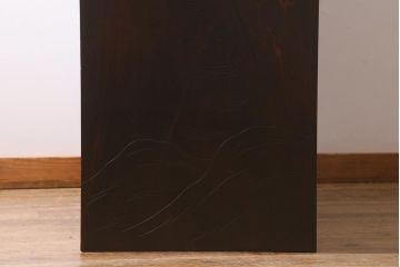 中古　伝統工芸　大坂屋製　軽井沢彫り　桜の図　使い勝手も良い衣装盆付きの衣装箪笥(和タンス)(R-041052)
