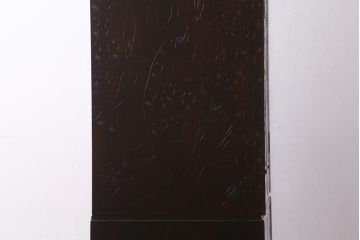 中古　伝統工芸　大坂屋製　軽井沢彫り　桜の図　使い勝手も良い衣装盆付きの衣装箪笥(和タンス)(R-041052)