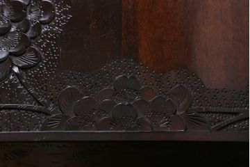 中古　伝統工芸　軽井沢彫り　桜の彫りが優美な小振りのチェスト(小物収納、小箪笥、引き出し)(R-041059)