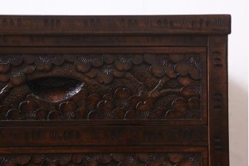 中古　伝統工芸　軽井沢彫り　満開に咲き誇る桜の彫りが華やかな小振りのチェスト(小物収納、小箪笥、引き出し)(R-041060)