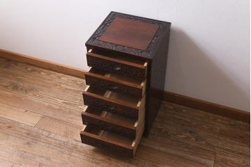中古　伝統工芸　軽井沢彫り　満開に咲き誇る桜の彫りが華やかな小振りのチェスト(小物収納、小箪笥、引き出し)(R-041060)