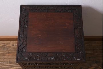 中古　伝統工芸　軽井沢彫り　満開に咲き誇る桜の彫りが華やかな小振りのチェスト(小物収納、小箪笥、引き出し)(R-041060)
