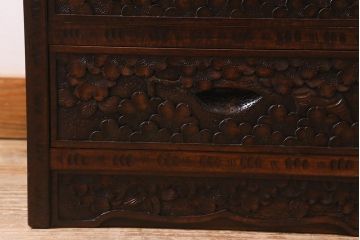 中古　伝統工芸　軽井沢彫り　満開に咲き誇る桜の彫りが華やかな小振りのチェスト(小物収納、小箪笥、引き出し)(R-041060)